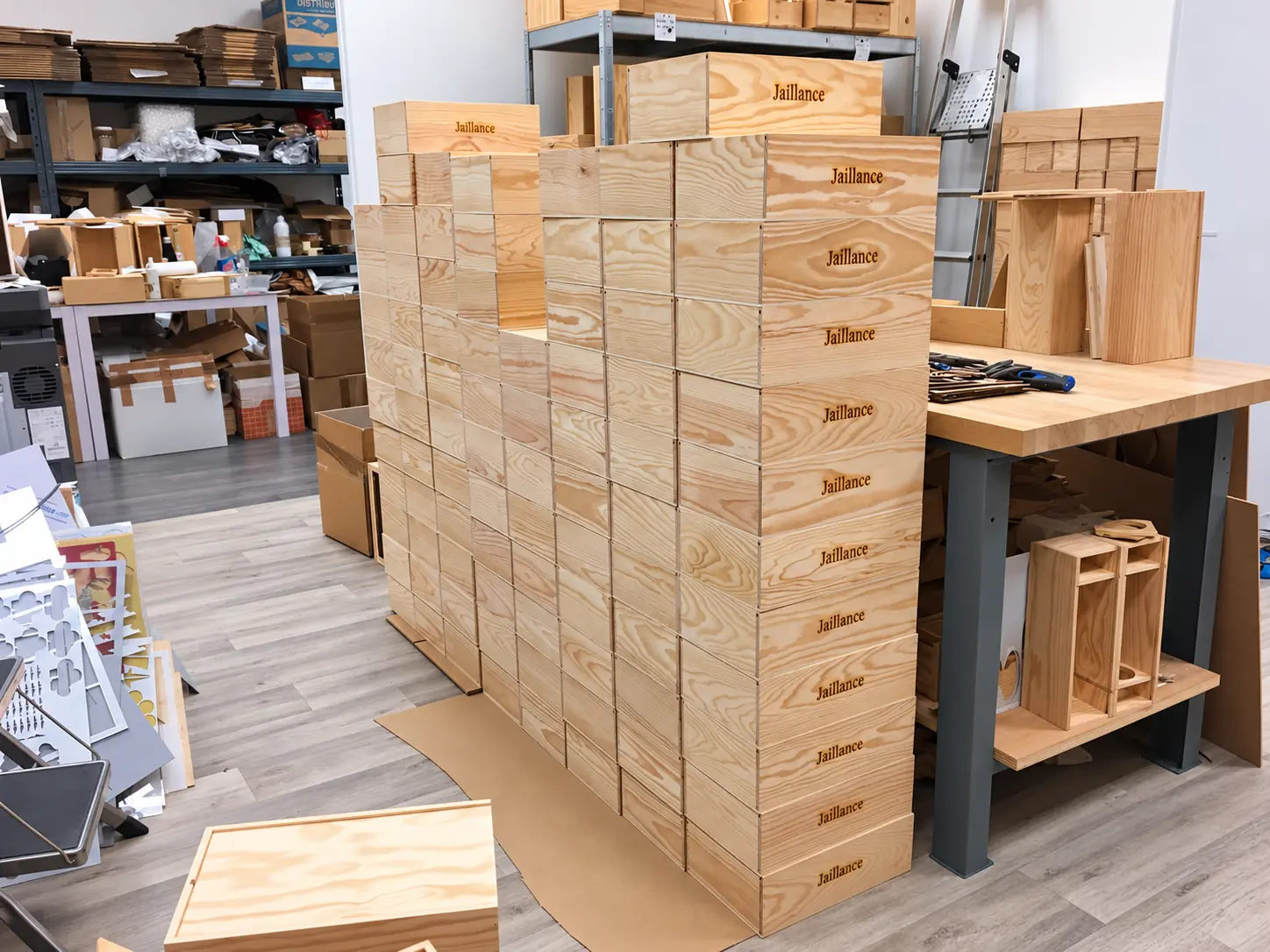Production en série de caisses en bois dans l’atelier