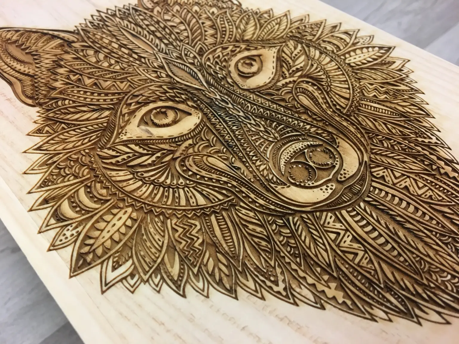 Tête de loup détaillée gravée au laser sur bois