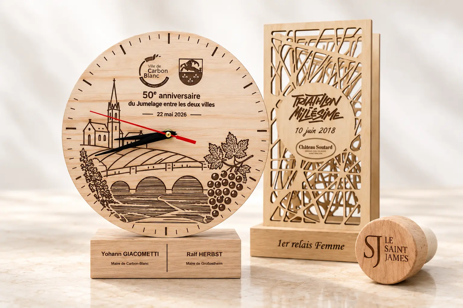 Horloge commémorative de Carbon-Blanc, trophée du Triathlon Millésime et bouchon Le Saint James, réalisés en bois par 7M DESIGN