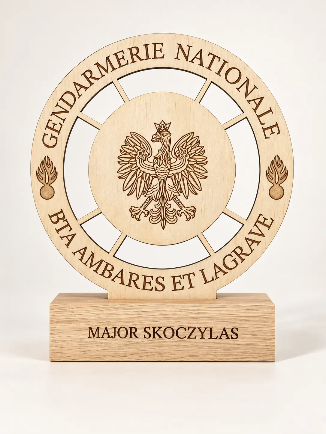 Trophée circulaire en bois gravé pour la Gendarmerie nationale